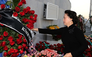 Xúc động hình ảnh Chủ tịch Quốc hội Nguyễn Thị Kim Ngân viếng lãnh tụ Fidel Castro Ruz